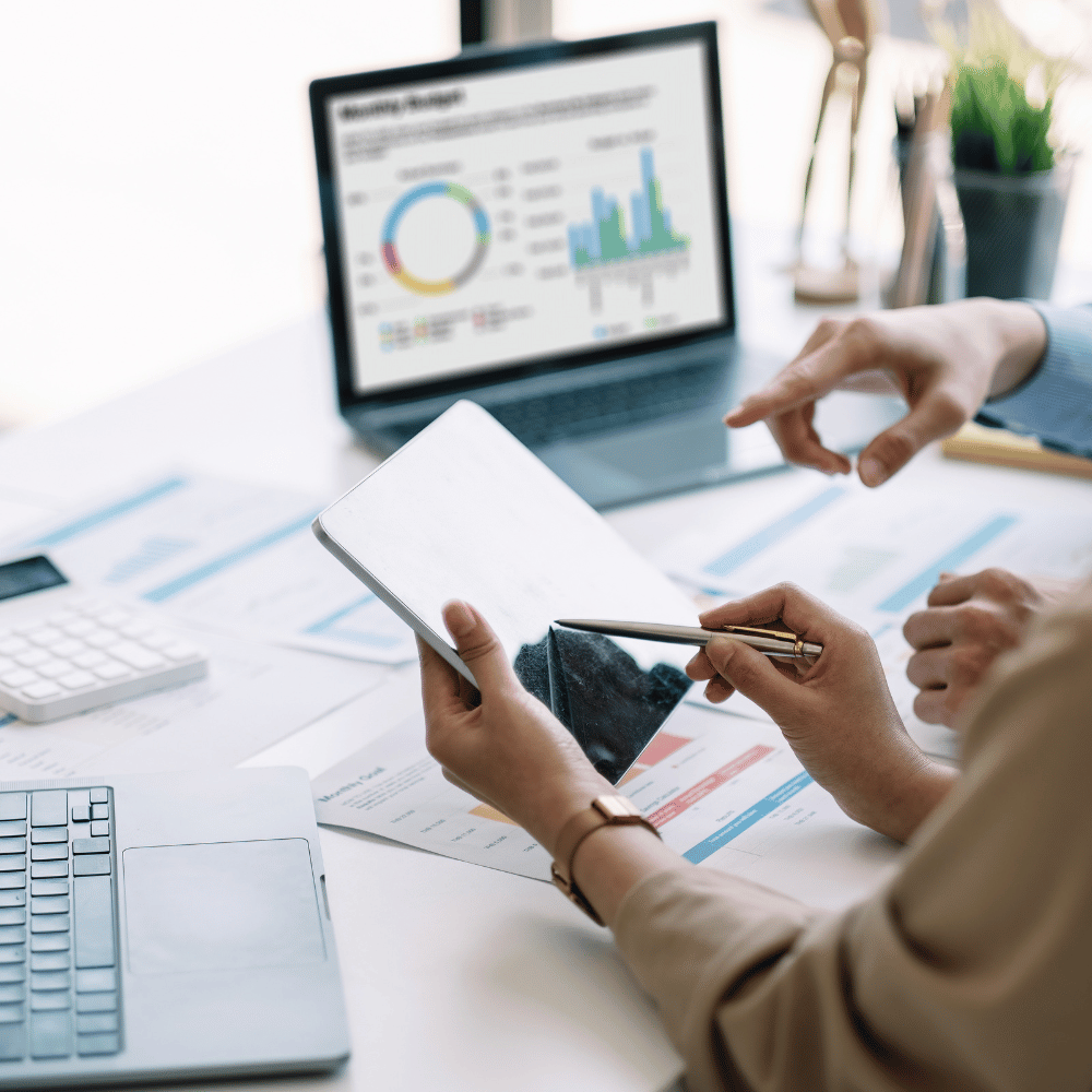 Zwei Personen analysieren Usability-Daten auf Tablet und Laptop