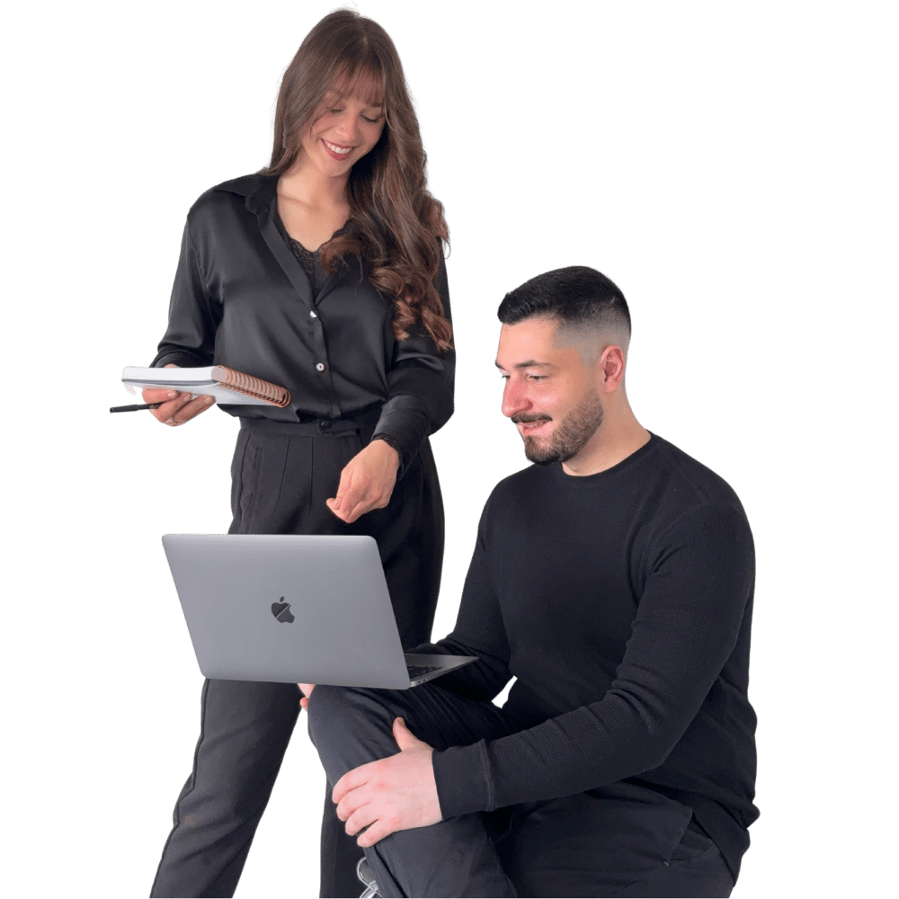 Team der Online Marketing Agentur HAI Strategies arbeitet gemeinsam am Laptop