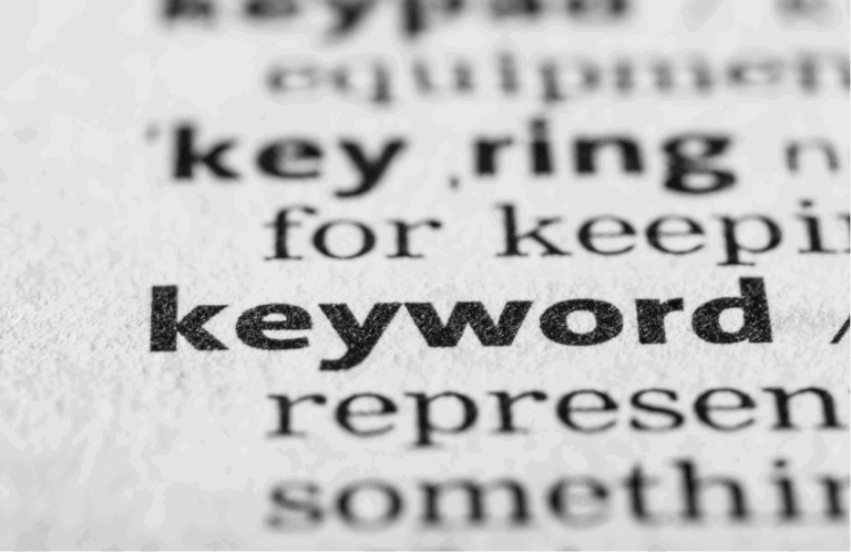 Großaufnahme des Begriffs „Keyword“ – zentrale Grundlage professioneller Suchmaschinenoptimierung