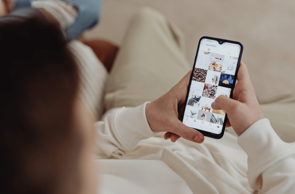 User scrollt durch Instagram-Content – visuelle Markenkommunikation im Fokus