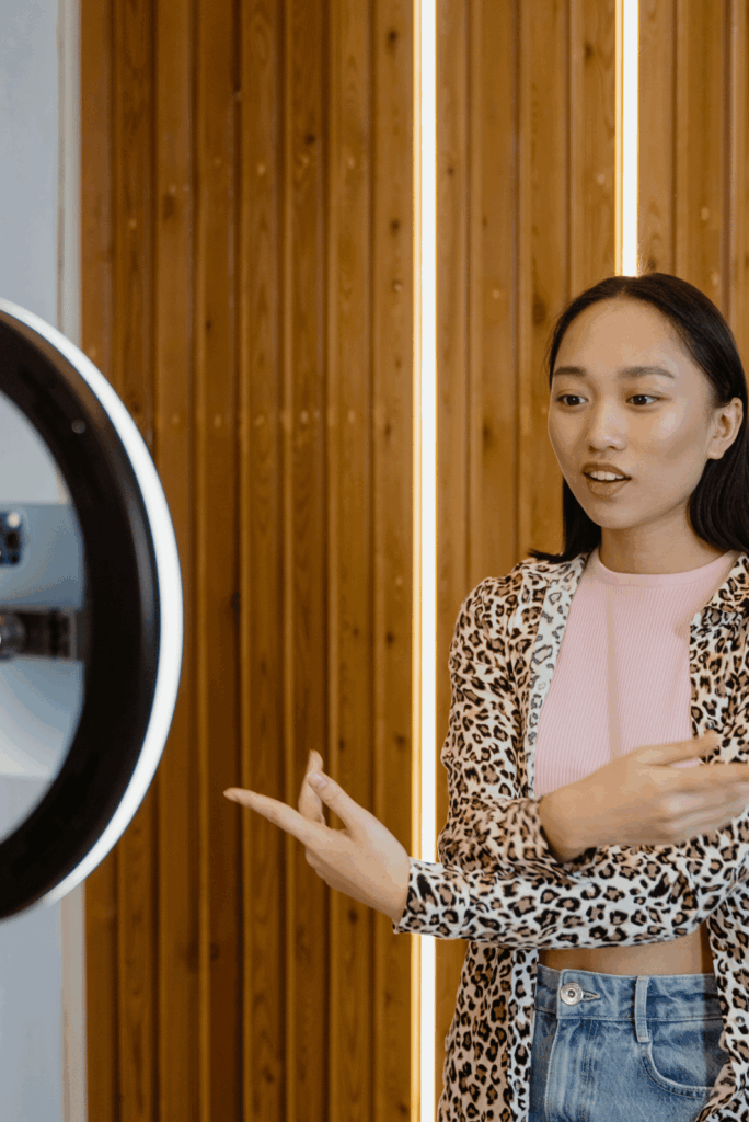 Influencerin nimmt Social Media Video vor Ringlicht auf – Content Creation für Instagram & TikTok