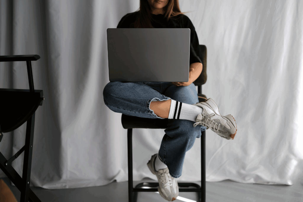 Selbstständige arbeitet entspannt mit Laptop in moderner Umgebung