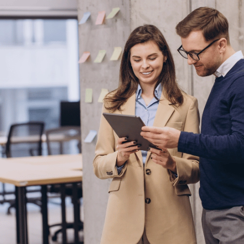 Zwei Teammitglieder bei der digitalen Strategieplanung – Beratung zur Optimierung des digitalen Business bei HAI Strategies