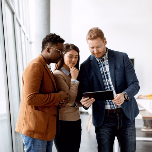 Marketing Research im mobilen Analyseprozess bei HAI Strategies Drei Marketing-Expert:innen analysieren Research-Daten auf einem Tablet – HAI Strategies