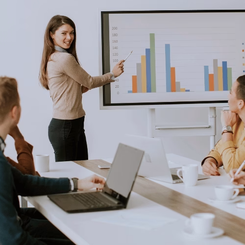 Performance-Analyse bei HAI Strategies Mitarbeiterin einer Online Marketing Agentur präsentiert Analyseergebnisse zur Performance von Marketingmaßnahmen