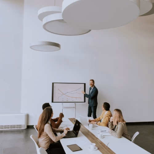 Datengetriebene Marketinganalysen bei HAI Strategies Business-Präsentation mit Diagrammen zur Marketing Research Analyse im modernen Konferenzraum – HAI Strategies