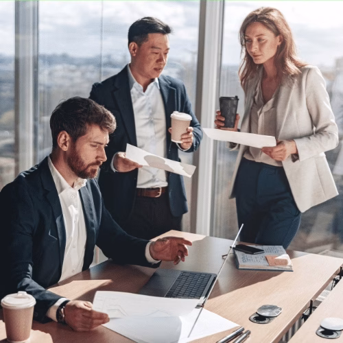 Teamwork im Webdesign bei HAI Strategies Webdesign-Experten im kreativen Austausch mit digitalen Konzepten und Kaffee – HAI Strategies