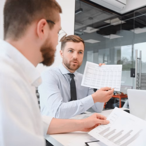 Mit präzisen Daten eine SEO Strategie entwickeln – HAI Strategies Zwei SEO-Experten analysieren Datenblätter zur Entwicklung einer SEO Strategie – HAI Strategies (Symbolbild)