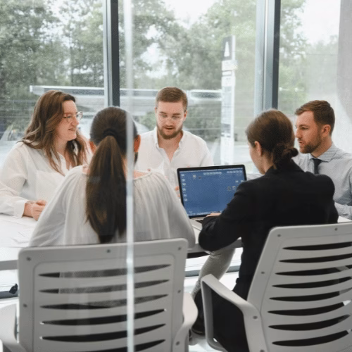 Effizient im Team eine SEO Strategie entwickeln – HAI Strategies SEO-Team entwickelt gemeinsam eine datenbasierte SEO Strategie im modernen Konferenzraum – HAI Strategies (Symbolbild)
