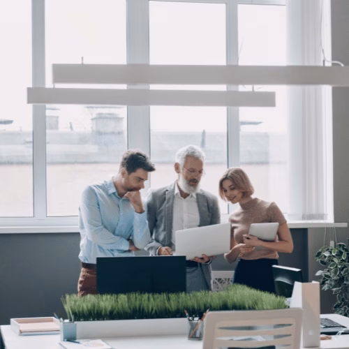 Gemeinsam eine SEO Strategie entwickeln – HAI Strategies Drei SEO-Expert:innen entwickeln eine individuelle SEO Strategie im modernen Büro – HAI Strategies