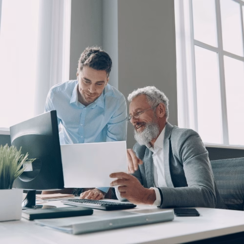 Mit Expertise zur erfolgreichen Branding Strategie Zwei Markenstrategen entwickeln eine Branding Strategie am Arbeitsplatz – HAI Strategies (Symbolbild)