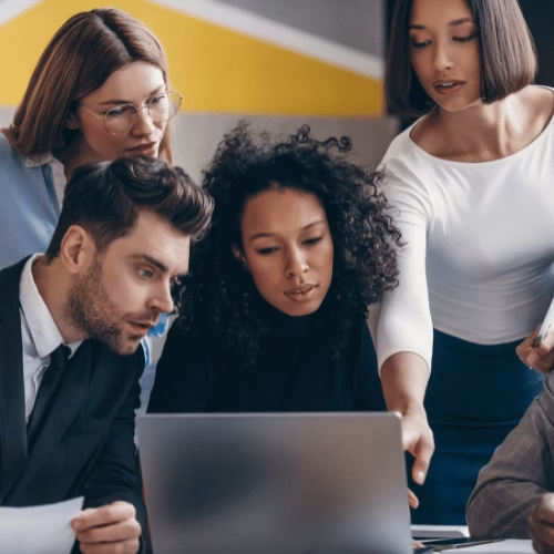 Gemeinsam eine starke Branding Strategie entwickeln Kreatives Team plant visuelle Elemente im Rahmen einer Branding Strategie – HAI Strategies (Symbolbild)