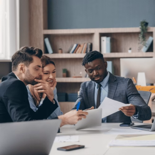 Strategische Markenentwicklung im Team – Branding Strategie entwickeln Drei Strateg:innen analysieren Markeninhalte für die Entwicklung einer Branding Strategie – HAI Strategies (Symbolbild)