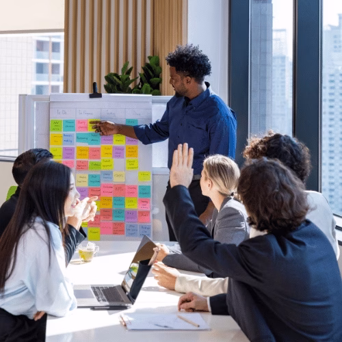 SEO Strategie entwickeln im Team bei HAI Strategies SEO-Team entwickelt gemeinsam eine Strategie mit Post-its und Whiteboard – HAI Strategies