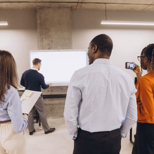 PPC Kampagnen strategisch planen und skalieren Marketingteam analysiert Whiteboard zur Planung von PPC Kampagnen – HAI Strategies (Symbolbild)