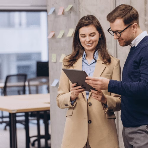 Strategiegespräch im Online-Marketing – HAI Strategies berät zum digitalen Business Zwei Teammitglieder bei der digitalen Strategieplanung – Beratung zur Optimierung des digitalen Business bei HAI Strategies
