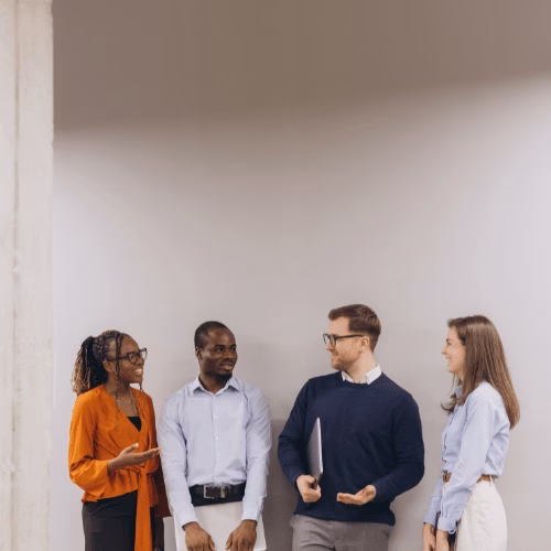 Strategiemeeting bei HAI Strategies – Online Marketing Agentur Team einer Online Marketing Agentur bei der Besprechung individueller Leistungen für E-Commerce Kunden