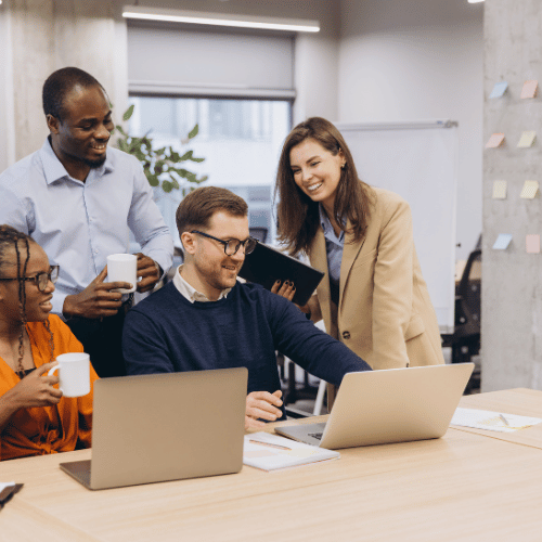 Digitales Business optimieren – HAI Strategies Team bei der Projektarbeit Teamwork bei HAI Strategies – Digitales Business optimieren mit Online-Marketing, E-Commerce und Webdesign