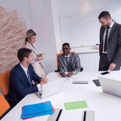 Visuelle Strategieentwicklung im Grafikdesign für Unternehmen Grafikdesign-Team plant visuelle Markenkommunikation für Unternehmen – HAI Strategies