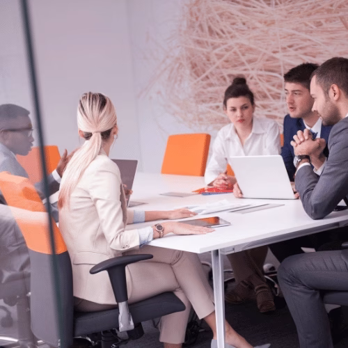 Gemeinsam zur erfolgreichen Digitalstrategie Strategieteam einer Online Marketing Agentur bei der Planung individueller Kundenlösungen