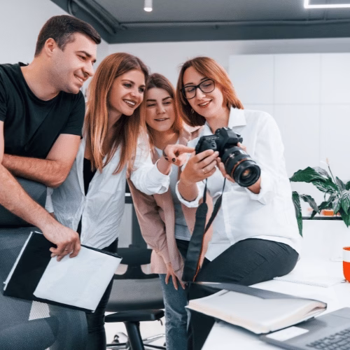 Kreativer Prozess zur Entwicklung einer Social Media Strategie Kreatives Team analysiert Fotos für die Entwicklung einer Social Media Strategie – HAI Strategies