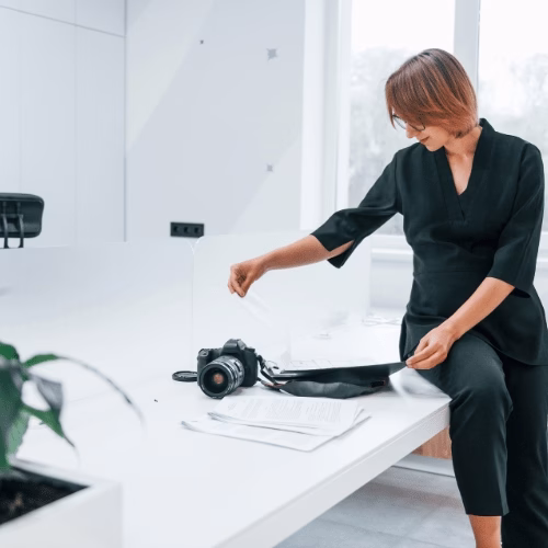 Professionelle Vorbereitung von Inhalten für die Social Media Strategie Social Media Expertin bereitet Kameraausrüstung für Content-Produktion im Rahmen einer Social Media Strategie vor – HAI Strategies